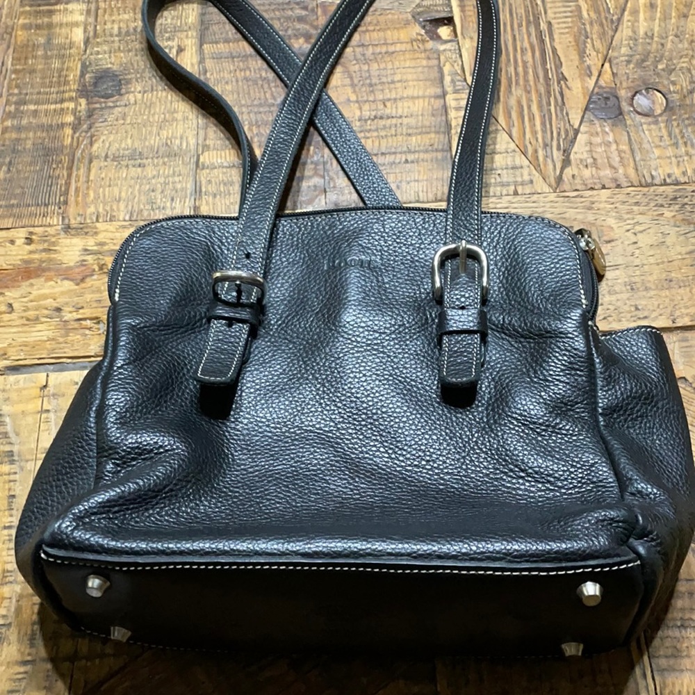 Great Roots quality purse. Very good condition. Minor scratches on the bottom